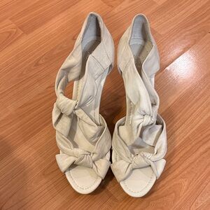 Saks Fifth Avenue Cream Kaya Knot Wedges. Women’s size 9.